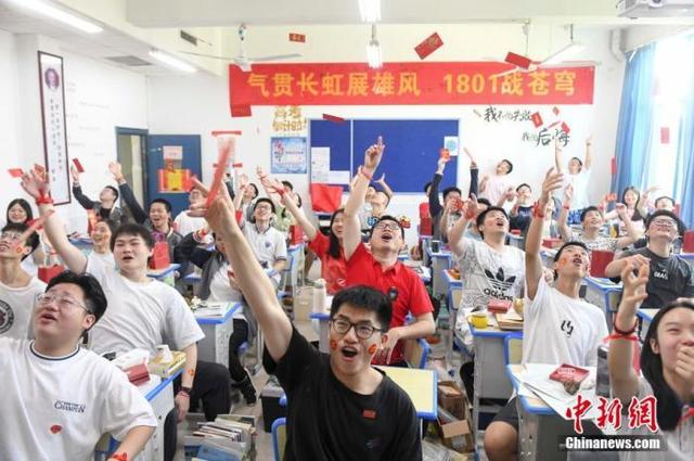 資料圖：6月6日，湖南長沙同升湖實(shí)驗(yàn)學(xué)校教師與考生拋起紅包迎接高考